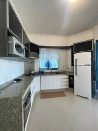 Apartment with 3 suites in Meia Praia, comfort and seafront.