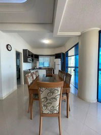 Apartment with 3 suites in Meia Praia, comfort and seafront.