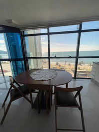 Apartment with 3 suites in Meia Praia, comfort and seafront.