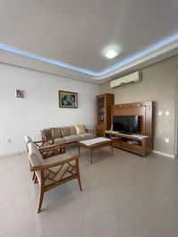 Apartment with 3 suites in Meia Praia, comfort and seafront.