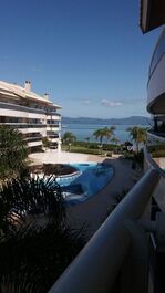 Apartment in a condominium facing the sea