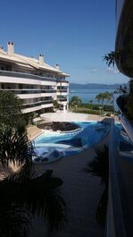 Apartment in a condominium facing the sea