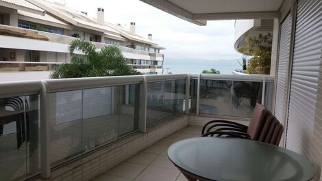 Apartamento en condominio frente al mar