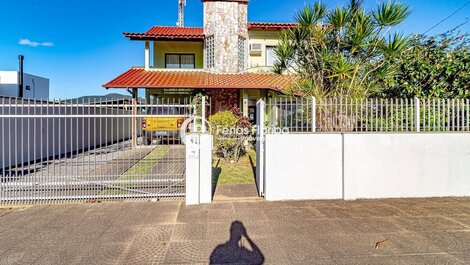 3 Bedroom House just a few steps from Praia dos Açores