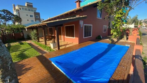 PRAIA DE BOMBAS - EXCELENTE CASA CON PISCINA 3 DORMITORIOS