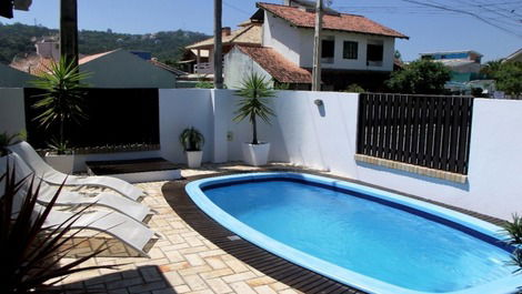 CASA COM PISCINA ACOMODAÇÕES PARA 12 PESSOAS