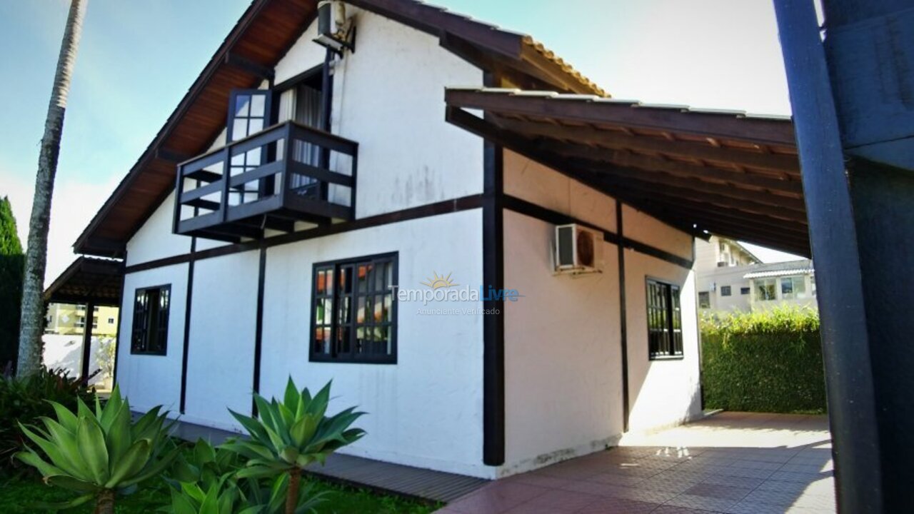 Casa para aluguel de temporada em Bombinhas (Praia de Bombas)