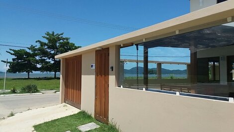 Hermoso con 3 suites, frente al mar, piscina, barbacoa, garaje.