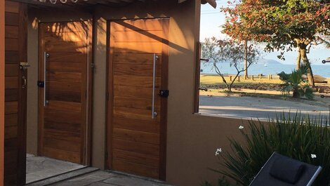 Frente a la playa, 5 suites, piscina y barbacoa, a sólo 1 km del centro.