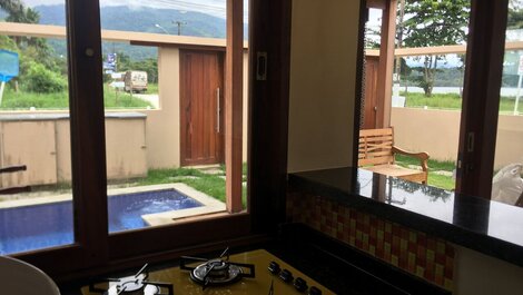 Hermoso con 3 suites, frente al mar, piscina, barbacoa, garaje.