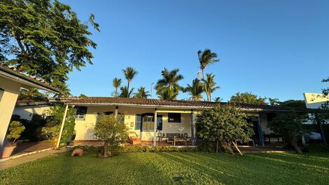 COLONIAL HOUSE IN GUARUJÁ GOLF CLUB