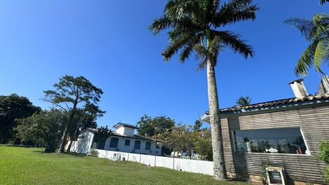 COLONIAL HOUSE IN GUARUJÁ GOLF CLUB