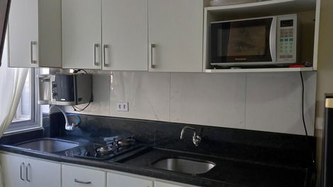 Cozinha completa com forno e micro-ondas 