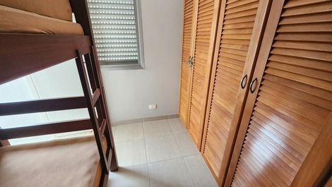 Pitangueiras beautiful 3 bedrooms, living room with balcony, 2 parking spaces, air conditioning, beach service