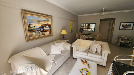 Pitangueiras beautiful 3 bedrooms, living room with balcony, 2 parking spaces, air conditioning, beach service