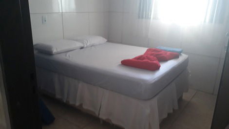 Quarto com 1 camas de casal e 4 colchões