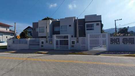 CASA ADOSADA EN PLAYA MARISCAL EN BOMBINHAS