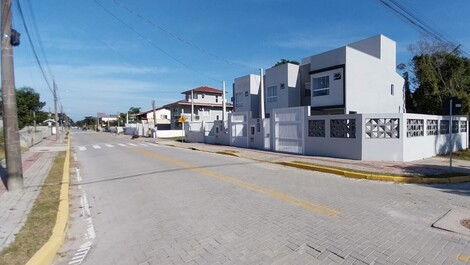 CASA ADOSADA EN PLAYA MARISCAL EN BOMBINHAS