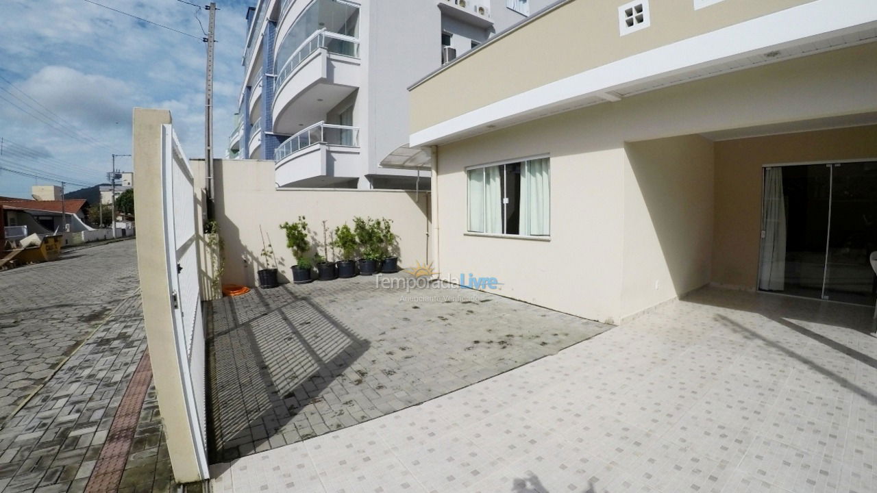 Casa para aluguel de temporada em Bombinhas (Praia de Bombas)