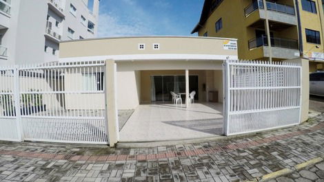 Linda Casa 100 Metros até a praia e comércio em Geral