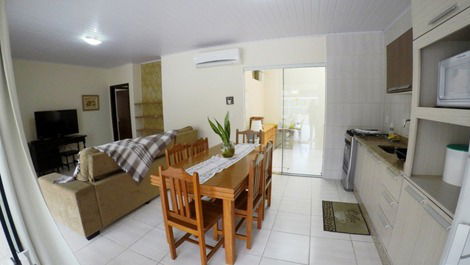 Beautiful house 100 meters from the beach and general commerce