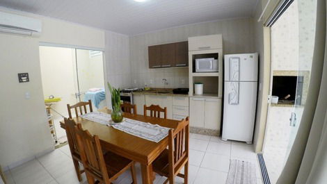 Beautiful house 100 meters from the beach and general commerce