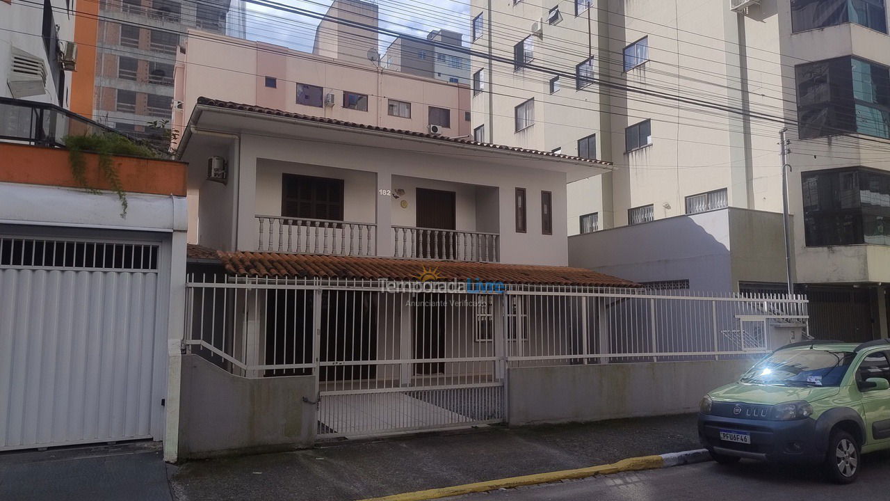 Casa para aluguel de temporada em Itapema (Meia Praia)