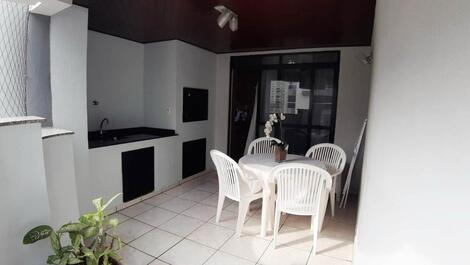 Apartamento quadra mar, 3 dormitórios na Meia Praia!