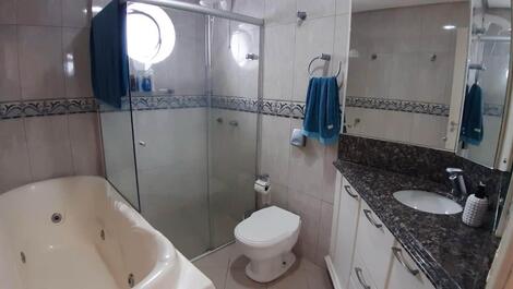 Apartamento quadra mar, 3 dormitórios na Meia Praia!