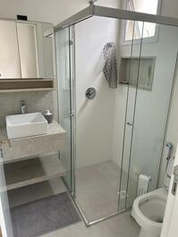 Apartamento quadra mar, 4 suítes na Meia Praia!