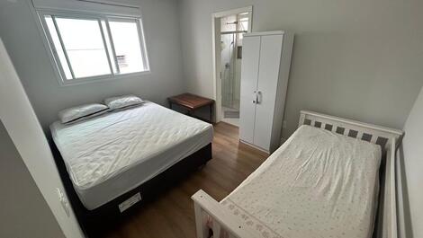 Apartamento quadra mar, 4 suítes na Meia Praia!