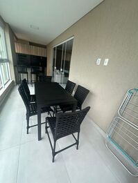 Apartamento quadra mar, 4 suítes na Meia Praia!