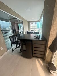 Apartamento quadra mar, 4 suítes na Meia Praia!