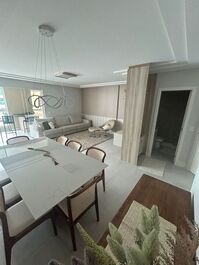 Apartamento quadra mar, 4 suítes na Meia Praia!