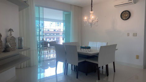 HERMOSO APARTAMENTO 4 SUITES PARA 10 PERSONAS EN MEIA PRAIA