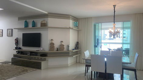 HERMOSO APARTAMENTO 4 SUITES PARA 10 PERSONAS EN MEIA PRAIA