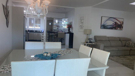 HERMOSO APARTAMENTO 4 SUITES PARA 10 PERSONAS EN MEIA PRAIA