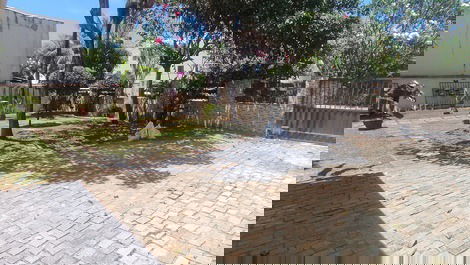 Jardim e acesso ao estacionamento