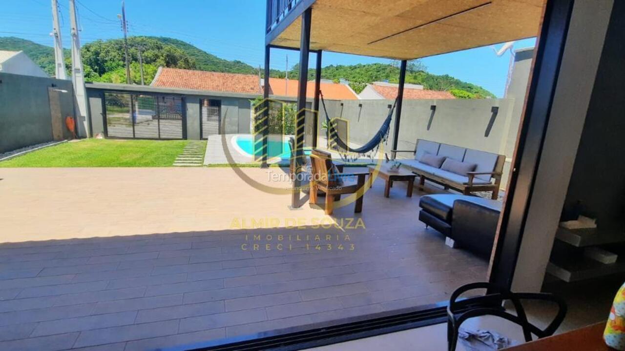 Casa para alquiler de vacaciones em Bombinhas (Praia de Zimbros)