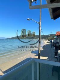 Beachfront house in Morrinhos, next to the pier: