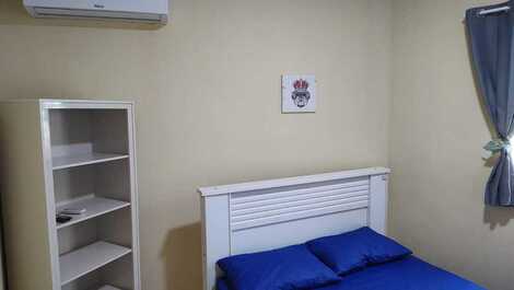 Quarto com ar-condicionado.