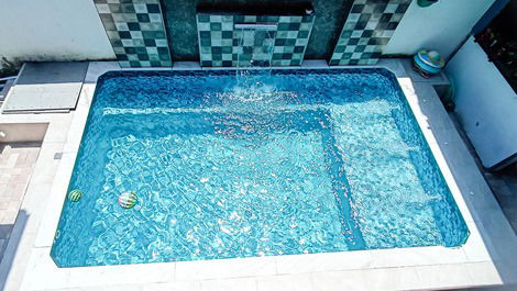 Piscina 3x5 metros com hidromassagem e cascata.