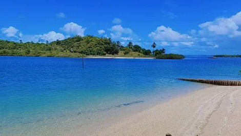 A praia da pontinha quando esta com a maré cheia parece uma piscina