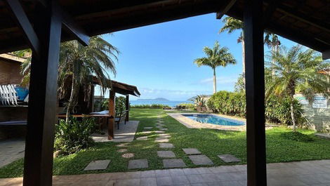 Frente Mar com Piscina no Condomínio Pedra Verde - 9 suites