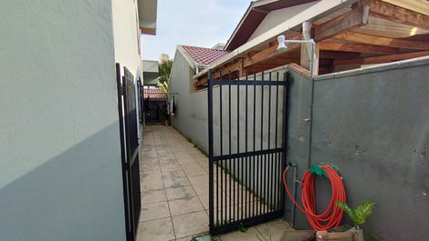 Casa no Centro de Navegantes à 90mt do Mar