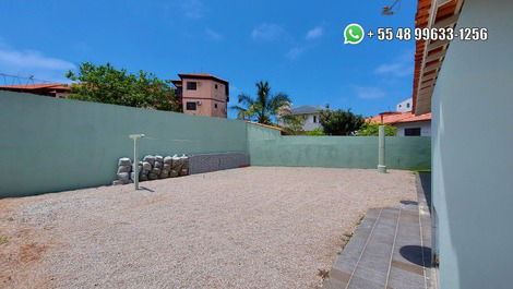 CASA na Praia dos Ingleses, 03 Dormitórios, Condominio Fechado.