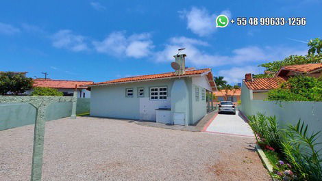 CASA na Praia dos Ingleses, 03 Dormitórios, Condominio Fechado.