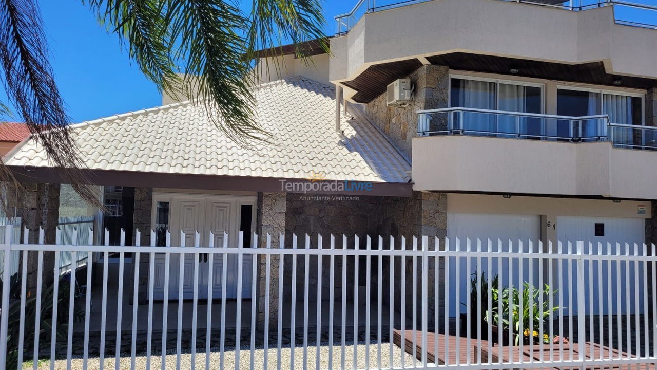 Casa para aluguel de temporada em Bombinhas (Praia de Canto Grande Mar de Fora)