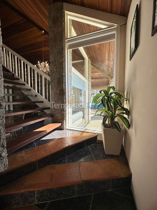 Casa para aluguel de temporada em Bombinhas (Praia de Canto Grande Mar de Fora)