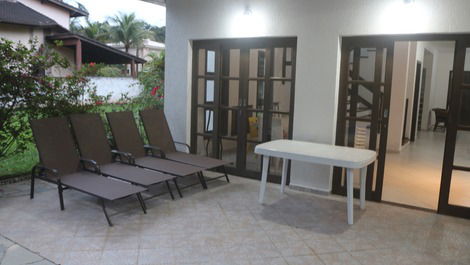 House in Bertioga Condominium 4 suites 800mts from the beach